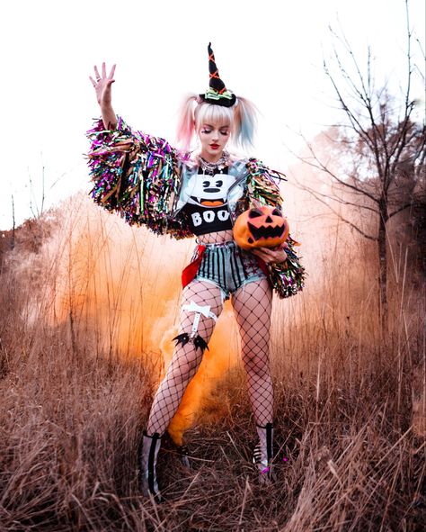 Harley Quinn Orange Smoke Bomb Photoshoot #smokebombphotography #smokebombs #photoshootideas Harley Quinn Photoshoot, Halloween Harley Quinn, Cosplay Photoshoot, Harley Quinn Halloween, Vibe Aesthetic, Cruella Deville, Trick Or Treating, Halloween Spooky, Creative Photos