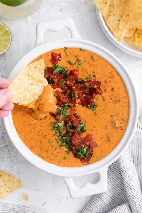 This seriously delicious Velveeta cheese dip is made with Velveeta cheese, chorizo sausage, pico de gallo, and fresh cilantro. Velveeta Cheese Dip, Velveeta Cheese Sauce, Velveeta Recipes, How To Cook Chorizo, Chorizo Sausage, Velveeta Cheese, Taco Sauce, Cheese Cubes, Cheese Appetizers