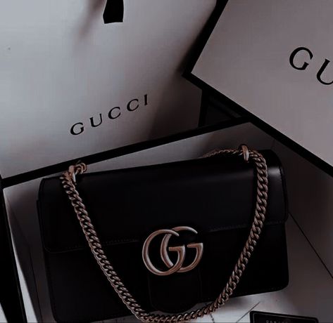 Rich Jewellery Aesthetic, Aesthetic App Layout, Black Vintage Aesthetic, Cruella Aesthetic, Blair Waldorf Aesthetic, Classy Lifestyle, Luxury Inspiration, Cream Aesthetic, Reference Pics