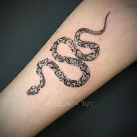 Detailed floral dot work snake tattoo on the arm done by @breelintattoo | www.otziapp.com Serpent Tattoo, Snake Tattoo Design, Inspiration Tattoos, Geniale Tattoos, E Tattoo, Snake Tattoo, Piercing Tattoo, Pretty Tattoos, Body Mods