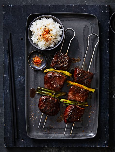 Japanese Skewers, Spicy Tofu Recipes, Yakitori Skewers, Rustic Food Photography, Barbeque Recipes, Healthy Grilling, Food Concept, Barbecue Recipes, Camp Cooking