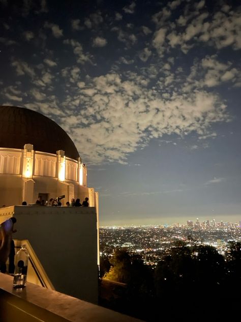 Aesthetic photo of the Griffith Obervatory at night Griffith Park Observatory, Griffith Observatory Aesthetic, American Vibes, La Aesthetic, Cali Trip, Los Angeles Parks, 18th Bday, Griffith Observatory, Griffith Park