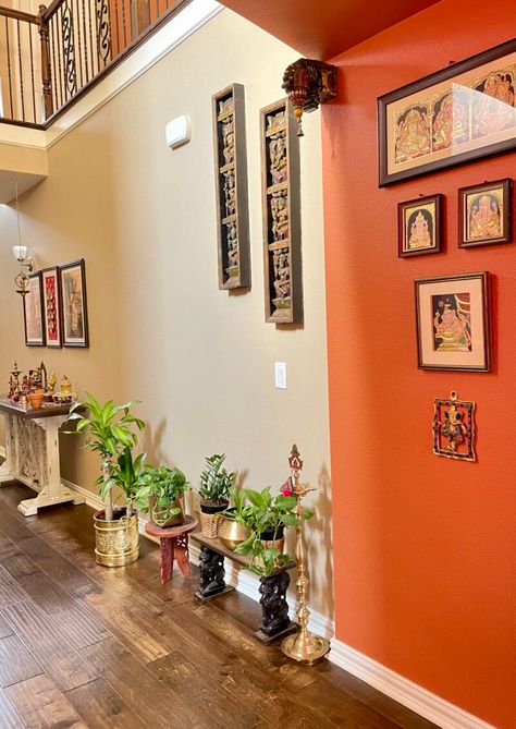 Meena Harish's home in Dallas, Texas - The Keybunch Decor Blog Indian Corner Decor Living Rooms, Home Entryway Ideas Indian, Entryway Indian Decor, Indian House Decor Ideas, Entryway Ideas Indian, Indian Wall Decor Living Room, Indian Foyer Decor Entryway, Indian Decor Living Room, Living Room Decor Indian Style