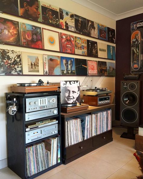 Man Cave Vintage Decor, Vinyl Room Storage, Vintage Record Collection, Vinyl Record Display Wall Shelves, Stereo Room Ideas, Vintage Shelves Bedroom, Vinyl Record Listening Room, Sound Studio Music Rooms, Vinyl In Bedroom