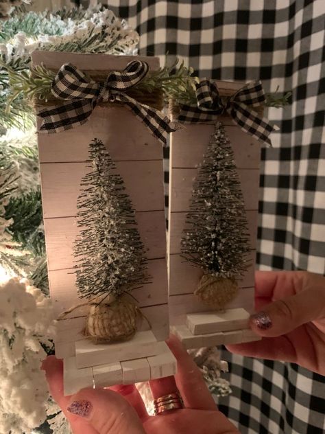 Diy Christmas Farmhouse Decor, Dollar Tree Crate Crafts Christmas, Christmas Farmhouse Crafts, Dollar Tree Xmas Crafts, Dollar Tree Crafts Christmas, Dollar Store Christmas Crafts Diy, Dollar Tree Crafts Diy Christmas Decor, Farmhouse Christmas Ornaments Diy, Farmhouse Christmas Diy