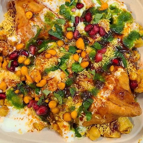 Chaat Spot Indian Street Eats on Instagram: “Best part of my relationship with Samosa? No issues getting into our fillings 💛💚💙🧡 . . Featured - Stacked Samosa Chaat . Photocred:…” Ragda Patties Recipe, Ragda Patties, Mumbai Street, Samosa Chaat, Patties Recipe, Indian Street, My Relationship, Samosa, Best Part Of Me