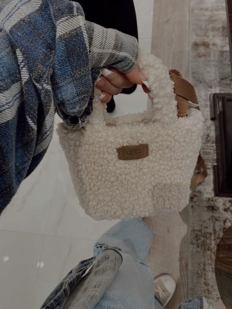 Ugg Maribel Bag, Fluffy Bags Outfit, Ugg Sherpa Bag, Sherpa Purse Outfit, Sherpa Bag Outfit, Teddy Bag Outfit, Ugg Bag Outfit, Fluffy Bag Aesthetic, Fluffy Bag Outfit