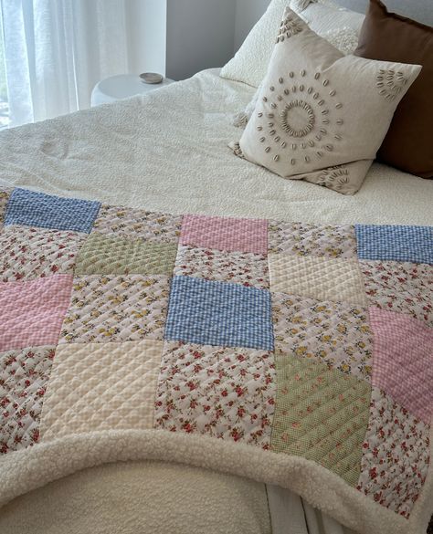 cosy nights in with our patchwork blankets >>> Quilting Throw Blanket, Throw Blanket Quilt, Quilt Blanket Aesthetic, Scandinavian Dorm Room, Aesthetic Quilt Patterns, Quilts Aesthetic, Aesthetic Quilt, Quilt Aesthetic, Colored Bedroom