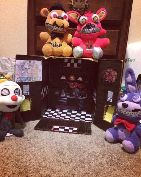 Fnaf Gift Ideas, Fnaf Themed Bedroom, Fnaf Diorama, Fnaf Crafts Diy, Fnaf Bedroom Ideas, Fnaf Bedroom, Notion Green, Fnaf Diy, Fnaf Room