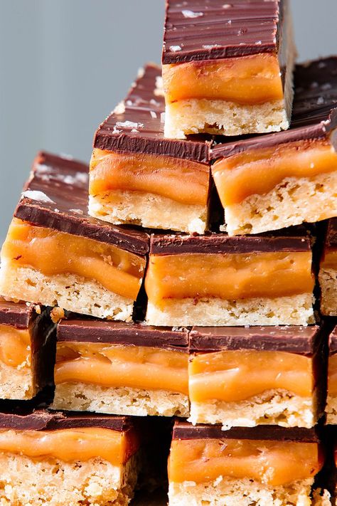 Millionaire Shortbread - Delish.com Easy Irish Desserts, Shortbread Cookie Bars, Millionaire Shortbread Recipe, Melt Chocolate In Microwave, Twix Chocolate, Desserts For Kids, Irish Desserts, Caramel Shortbread, Biscuit Sec