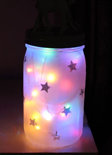 diy-night-light-with-multi-color-lights-inside-a-mason-jar Mason Jar Night Light, Diy Mason Jar Lights, Fairy Lights Decor, Diy Hanging Shelves, Color Lights, Diy Jar Crafts, Mason Jar Crafts Diy, Diy Upcycling, Mason Jar Lighting