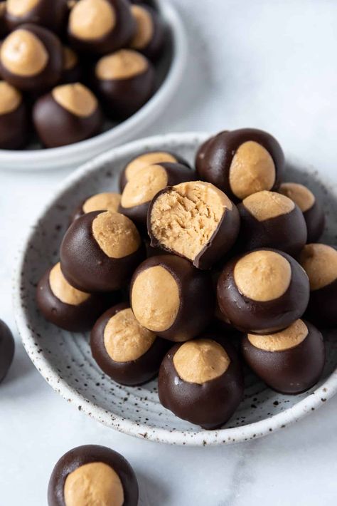 This Easy Buckeye Recipe makes creamy soft peanut butter centers that are mostly enrobed in rich dark chocolate, leaving just a circle of the filling exposed on top for that signature look of the famous Ohio icon. Buckeyes are a classic homemade candy that is popular at Christmas but can be enjoyed all year long! #buckeyes #candy #peanutbutter #darkchocolate #chocolate #homemade #recipe #Christmas #buckeye Christmas Buckeyes, Easy Buckeyes Recipe, Recipe Peanut Butter Balls, Best Buckeyes Recipe, Easy Buckeyes, Easy Buckeye Recipe, Buckeye Recipe Easy, Chocolate Buckeyes, Buckeye Recipe