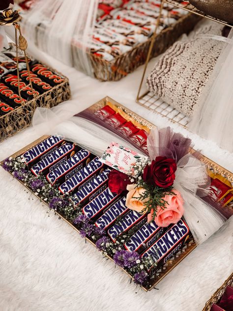 Chocolate Packing Ideas Gift For Wedding, Chocolate Tray Decoration Wedding, Baat Pakki Gifts, Choclate Packing Ideas Gift, Baat Pakki Cake, Baat Pakki Ideas, Gift Hamper Ideas, Baat Pakki, Wedding Gift Hampers