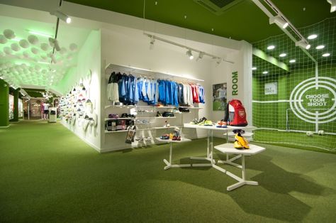 » Hat Trick store by Vitale, Alloza – Spain Store Interior Design, Tennis Store, Retail Space Design, Football Shop, Retail Inspiration, Store Layout, Shop Layout, Retail Store Design, Retail Design Blog