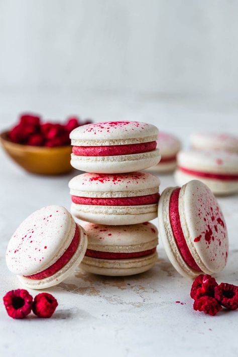 Vegan Raspberry Recipes, Macarons Raspberry, Raspberry Macarons, Vegan Macarons, Vegan Gluten Free Cookies, Macaron Recipes, Vegan Buttercream, Macaron Filling, Raspberry Buttercream