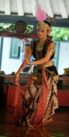 Tari Serimpi, Jawa Costume, Indonesian Clothing, Arsitektur Kolonial, Bali Painting, Batik Clothing, Indonesian Wedding, Cultural Dance, Name For Instagram