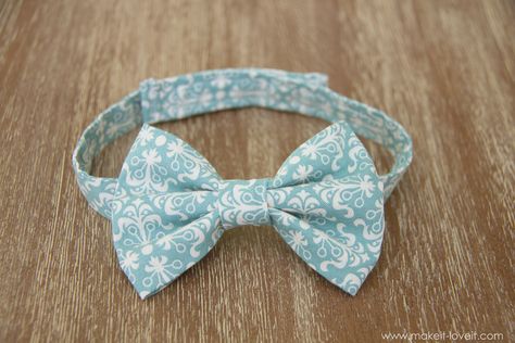 Little Boy Bowtie: the QUICK and EASY version --- Make It and Love It Bow Tie Template, Syprosjekter For Nybegynnere, Toddler Bow Ties, Homemade Bows, Boy Sewing, Bowtie Pattern, Baby Bowtie, Diy Bebe, Diy Baby Gifts