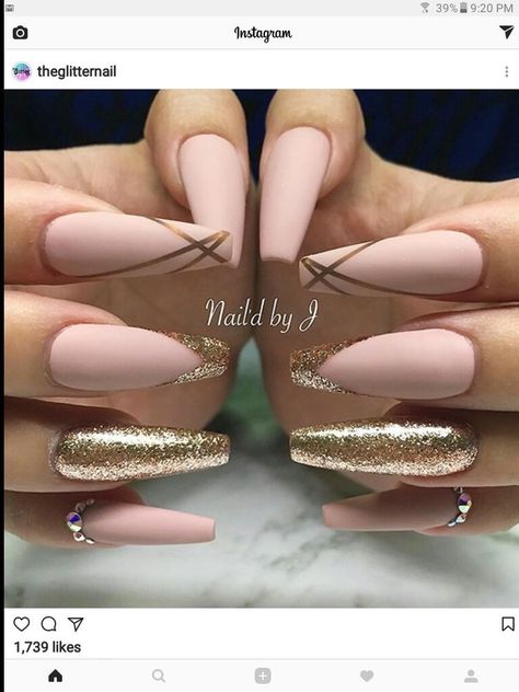 Uñas Graduation Nail Designs, Prom Nail Designs, Sophisticated Manicure, Gold Nail Designs, Graduation Nails, Gold Nail, Nailed It, Prom Nails, Nails Coffin