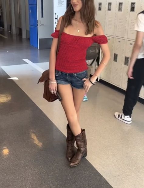 Jeans Cowboy Boots, Mini Jean Shorts Outfit, Mini Shorts Outfit, Brown Boots Outfit, Tube Top And Skirt, Denim Shorts Outfit, Denim Mini, Trendy Summer Outfits, Shorts With Tights