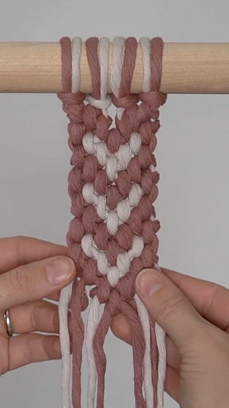 Bracelet Knot, Macrame Runner, Free Macrame Patterns, Macrame Tutorials, Macrame Plant Hanger Patterns, Macrame Knots Tutorial, Macrame Bracelet Patterns, Make Friendship Bracelets, Makramee Diy