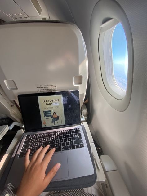 Reading and working in a flight Plane Vibes, Pilot Student, Vision Board Journal, Airport Vibes, Business Class Flight, Airport Aesthetic, Career Vision Board, Super Rich Kids, Laptop Lifestyle