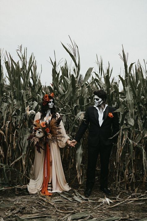 Halloween Shot Ideas, Halloween Styled Shoot, Spooky Shoot, Mexican Halloween, Halloween Shoot, Halloween Couples, Halloween Themed Wedding, Halloween Photography, Chic Halloween