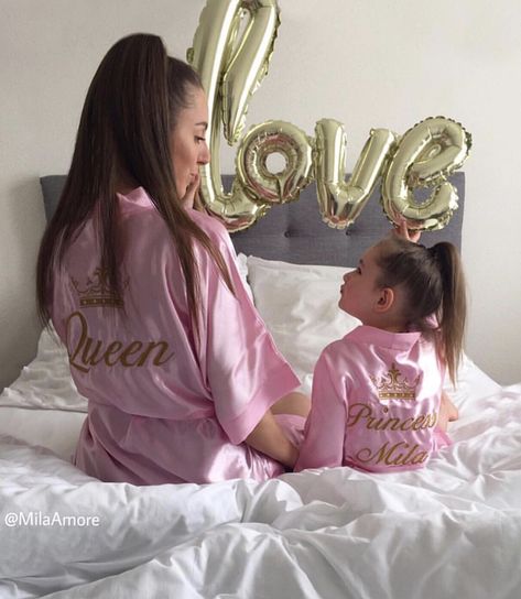 Mother Daughter Robes, Mothers Photoshoot, Mom And Daughter Goals, Mother And Daughter Goals, Mom Daughter Photography, Mommy Daughter Photography, Mommy Daughter Photoshoot, Mommy Photos, Daughter Photo Ideas