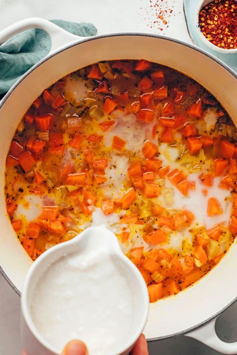 Creamy, subtly spicy vegan carrot soup with coconut milk and red pepper flakes. Made in 1 pot with just 10 ingredients! #minimalistbaker #carrots #soup #vegan Carrots Soup, Easy Carrot Recipes, Vegan Carrot Soup, Roasted Carrot Soup, Soup With Coconut Milk, Creamy Carrot Soup, Coconut Milk Soup, Sauteed Greens, Leftovers Soup