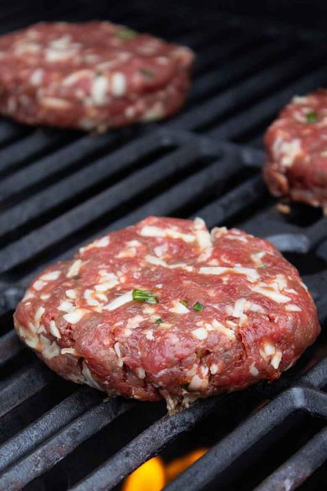 Venison Burgers On Grill, Venison Burgers Recipes, Deer Burger Recipes Ground, Deer Jerkey, Venison Burger Recipes, Deer Burger Recipes, Tomato Aioli, Caprese Burger, Ground Venison Recipes