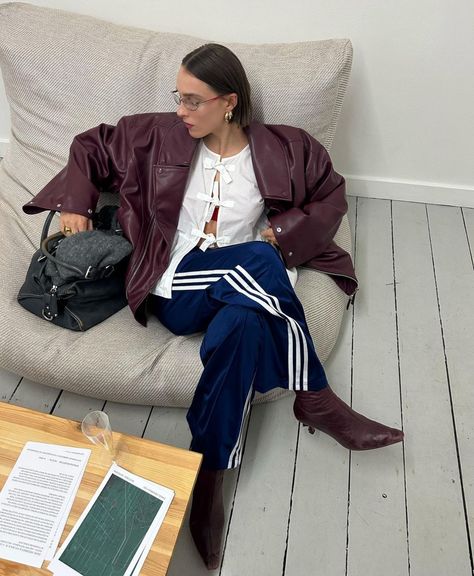 Juxtaposition Fashion, Adidas Track Pants Outfit, Adidas Pants Outfit, Looks Adidas, Track Pants Outfit, Street Style Outfits Casual, Adidas Hose, Look Adidas, Moda Paris