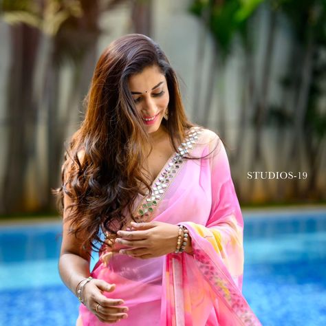 Vishnu Priya, Tv Anchors, Flower Drawing Design, Half Saree, Anchors, Designs To Draw, Fashion Models, Portal, Most Beautiful