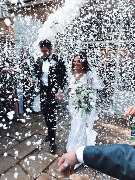 Talk about confetti goals! Our gorgeous couple nailed their confetti exit perfectly, opting for our all white biodegradable paper confetti. A pack of 50 handfuls was enough to create this magical moment! Confetti Wedding Exit, Wedding Toss, Confetti Photos, Biodegradable Confetti, Flower Confetti, Wedding Send Off, Petal Confetti, Wedding Exits, Feather Wedding