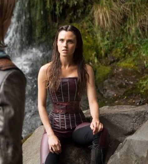 Poppy Drayton Poppy Drayton Shannara, Amberle Shannara, Amberle Elessedil, Nina Dobrev Vampire Diaries, Poppy Drayton, Shannara Chronicles, Tatiana Maslany, Star Wars Outfits, Girl Superhero