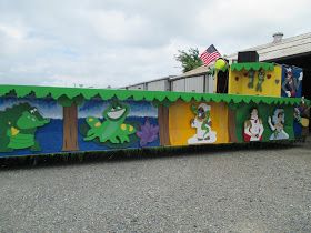 Raney Life: Past Mardi Gras. Princess and the frog float Tiana Homecoming Floats, The Centaur, Princess And The Frog, The Frog, Mardi Gras, Toy Chest, Float, Homecoming, Floating