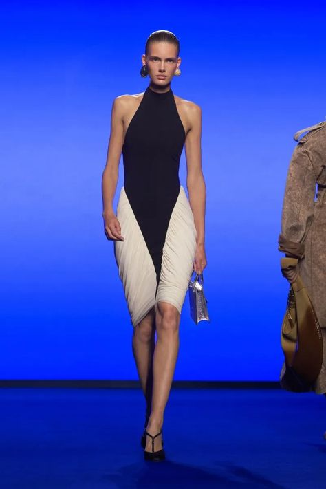 Schiaparelli Spring 2025 Ready-to-Wear Runway, Fashion Show & Collection Review [PHOTOS] Schiaparelli Dress, Fashion Dream Job, Long Halter Dress, Show Collection, Catwalk Fashion, Fashion Show Collection, Mens Accessories Fashion, Primavera Estate, Runway Fashion