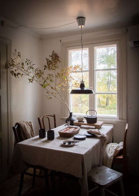 Cosy Scandinavian Interior, Autumn Table Setting, Scandinavian Homes, Scandinavian Cottage, My Scandinavian Home, Country Cottage Kitchen, Swedish Cottage, Cosy Kitchen, Cottage Interior