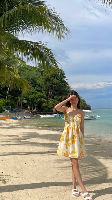 Beach Outfit Aesthetic Dress, Beach Cute Outfits, Pose Idea In Beach, Elyu Beach Outfit, Photo Poses On Beach, Beach Pose Ideas Aesthetic, Beach Style Outfit Summer, Pose Ideas In Beach, Beach Fit Ideas