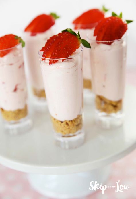 Dessert Individual, Strawberry Cheesecake Dessert, Strawberry Drink Recipes, No Bake Strawberry Cheesecake, Strawberry Pie Recipe, Strawberry Cheesecake Recipe, Dessert Shooters, Biscuits Graham, Mini Chocolate Chip Cookies