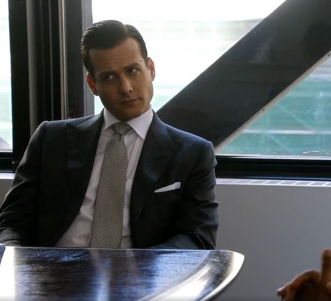 harvey specter gabriel macht suits season 1 screencap Gabriel Macht Suits, Suits Season 1, Specter Suits, Harvey Specter Suits, Gabriel Macht, Harvey Specter, Stylish Nails Designs, Austin Butler, Nails Designs