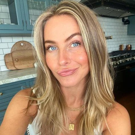 Slick Straight Hair, Julianne Hough Hair, Blond Highlights, Jennifer Aniston Hair, Square Pendant Necklace, Blonde Streaks, Beach Blonde, Cool Blonde Hair, Honey Blonde Highlights