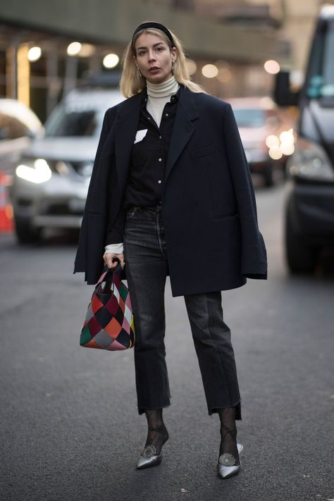 Sheer Socks With Heels Outfit, Sheer Socks With Heels, Turtleneck Under Shirt, Black Socks Outfit, Sheer Socks Outfit, Heels With Socks Outfit, Turtleneck Under, Street Style 2018, Green Turtleneck