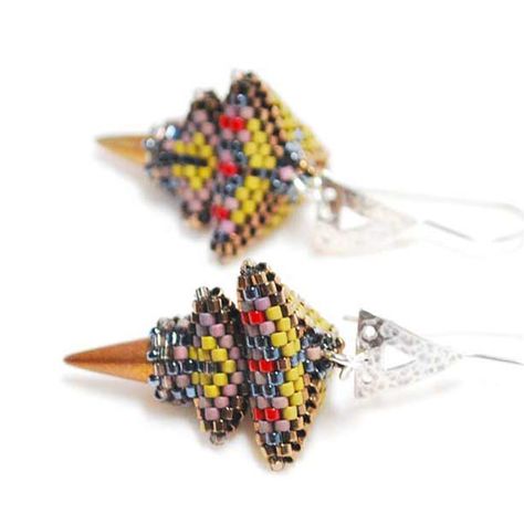 Geometric Beadwork Earring Design Geometric Beading, Spike Jewelry, Geometric Beadwork, Crochet Bracelet Pattern, Bead Inspiration, Beadwork Earrings, Earring Inspiration, Beadwork Designs, Bead Crochet Rope