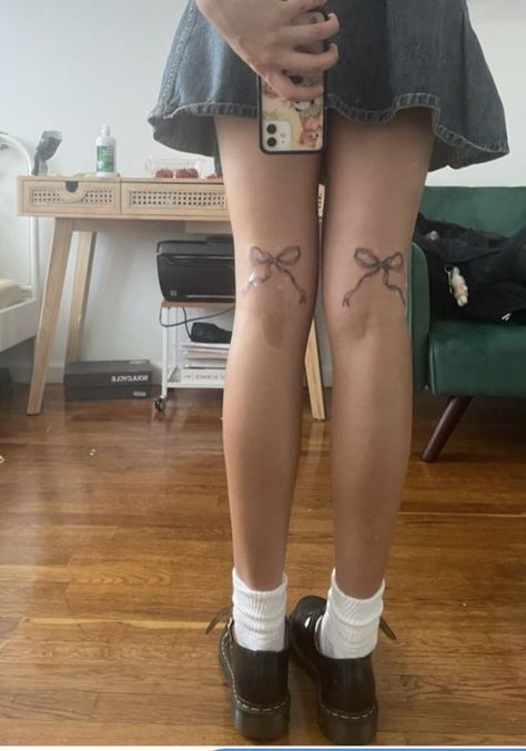 Cute Tats, Mode Emo, Bow Tattoo, Cute Little Tattoos, Knee Tattoo, 1 Tattoo, Dainty Tattoos, Dream Tattoos, 문신 디자인