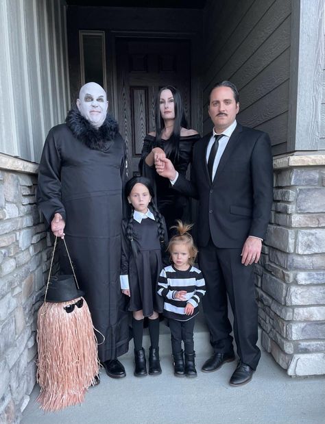 Family Wednesday Costumes, Adams Family Kostüm, Adams Family Baby, Halloween Costumes Adams Family, Uncle Fester Costume, Adams Family Costume, Addams Family Halloween Costumes, Family Costumes For 3, Adams Family Halloween