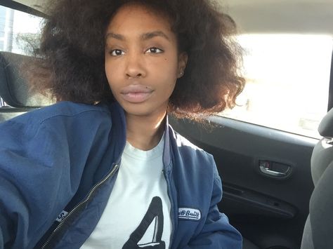 Sza Hair Natural, Sza Hair Short, Sza Hair, Makeup Photos, Clawdeen Wolf, Casual Makeup, Dream Fashion, Dark Complexion, Young Celebrities