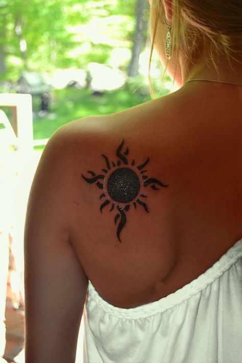 sun tattoo. Maybe something like this for the cover up? Trippy Sun, Tattoo Sonne, Sun Tattoo Designs, Sun Tattoos, Sun Tattoo, Dream Tattoos, Skin Art, Piercing Tattoo, Love Tattoos