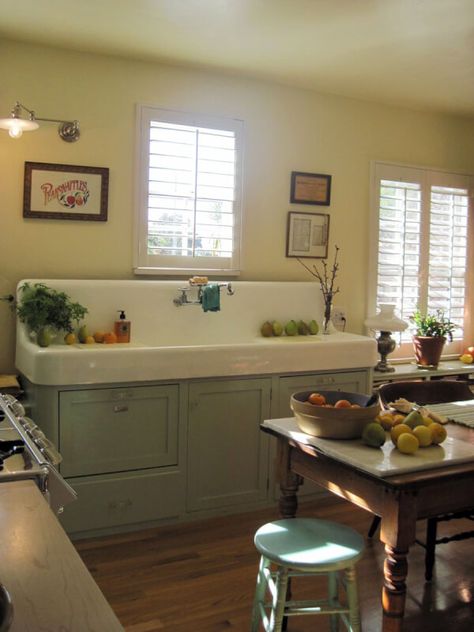 I love how wide this farmhouse sink is. Plus, the washboards on the side are practical and look cool. Plus, she's hiding two dishwashers under the sink! Cocina Shabby Chic, Casa Vintage, Farm Kitchen, Kitchen Farmhouse, Farmhouse Sink Kitchen, Kitchen Redo, Cottage Kitchen, Farmhouse Sink, Kitchen Remodel Idea