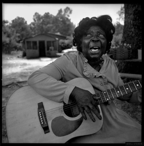 Bill Steber photo of guitar evangelist Cora Fluker Southern Gothic Aesthetic, Voodoo Blue, Juke Joints, Best Guitar Players, American Gothic, Southern Gothic, Gothic Aesthetic, Jazz Blues, Blues Music