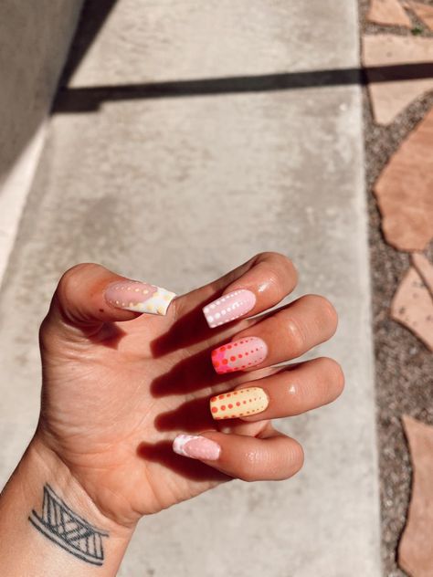 Ombre Dot Nails, Ombre Dots Nails, Summer Vibes Nails, Dotted Nail Art, Simple And Cute Nails, Nails Ideas For Summer, Trendy Summer Nails 2023, Dotted Nails, Cute Nails Ideas