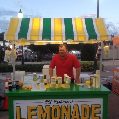 This is a food concession cart setup at the 2012 Broward County Fair. This cart owned by Ben Nagel the founder of Nagel's Foods sells Old Fashioned Shake Up Lemonade Lemonade Concession Stand, Food Booth Ideas For School Fair, Lemonade Booth, Carnival Fundraiser, Lemonade Cart, Lemon Shake Up, Carnival Foods, Concession Stand Food, Kids Lemonade Stands